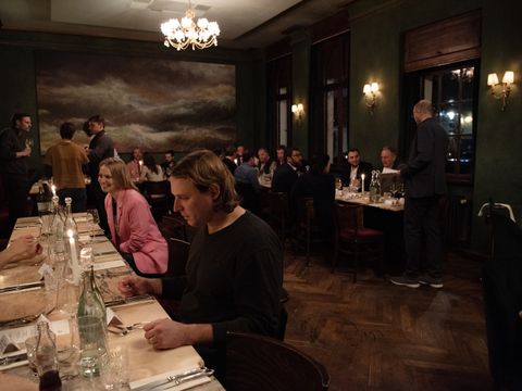 Menschen sitzen an Tischen