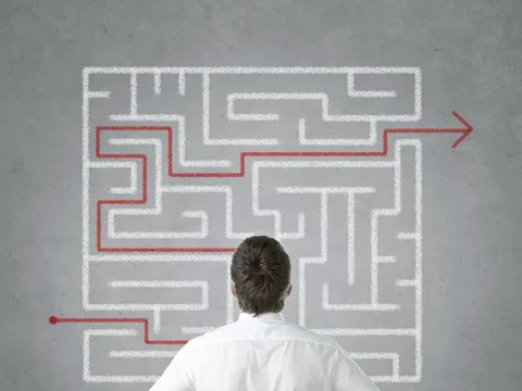 Mann steht vor gezeichnetem Labyrinth