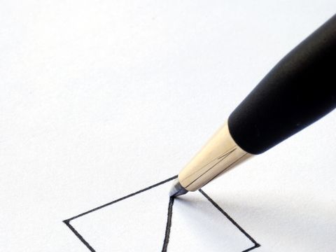 Stift malt ein Häckchen