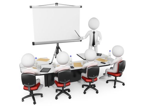Abstrakte Figuren sitzen an einem Konferenztisch mit Präesentation