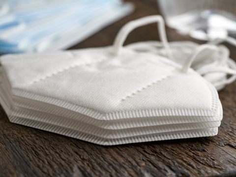 Nahaufnahme eines Stapels weißer Atemschutzmasken vom Typ FFP2 oder KN95, die das Coronavirus COVID-19 vorbeugen sollen: lizenzfreie Fotos