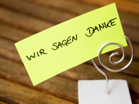 Handgeschriebene deutsche Worte "wir sagen danke)