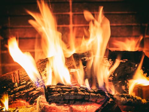 Holzscheite brennen im Kamin. Holzverbrennung
