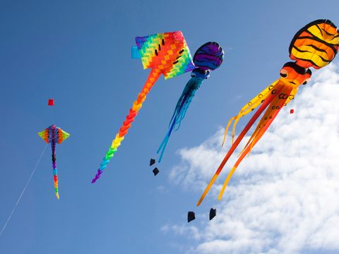 Papierdrachen in der Luft (Bild: mtphoto19 / depositphotos.com)