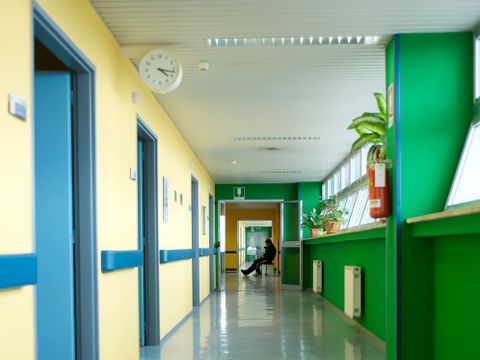 Nahaufnahme vom Krankenhausflur