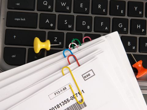 Papiere auf Laptoptastatur