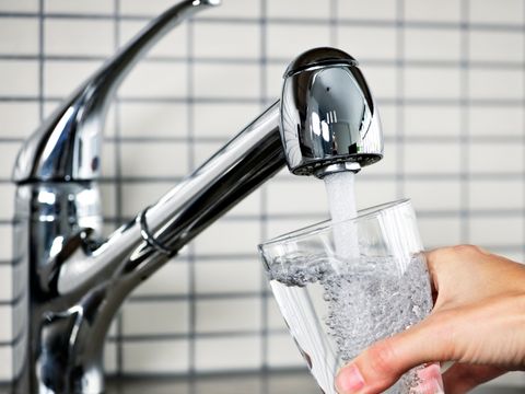 Ein Glas wird mit Leitungswasser gefüllt