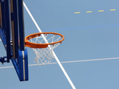 Basketballkorb in Sporthalle