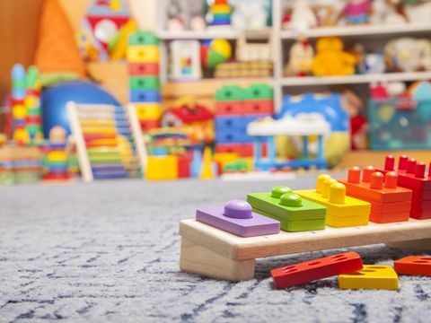 Kinderspielzeug auf Boden