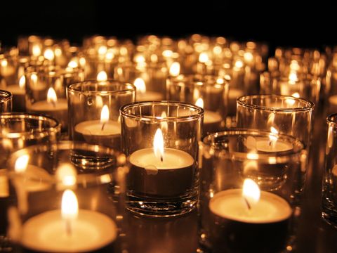 viele brennende Windlichte