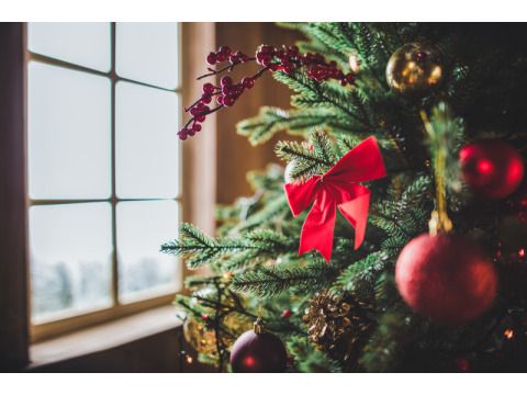 Weihnachtsbaum mit Schleife und Kugeln