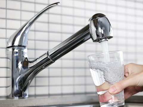 Ein Glas wird mit Leitungswasser gefüllt