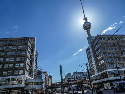 Alexanderpatz mit Fernsehturm, Weltzeituhr, Berolinahaus