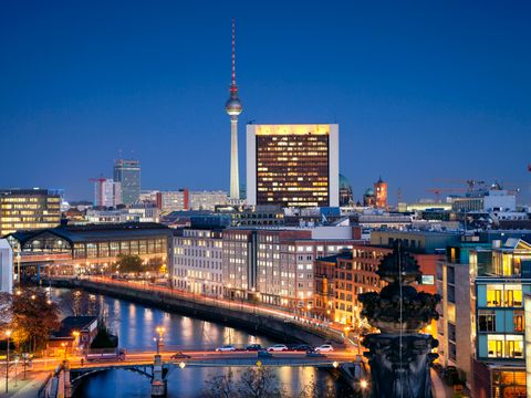Mitte Berlins mit Fernsehturm in Dämmerung