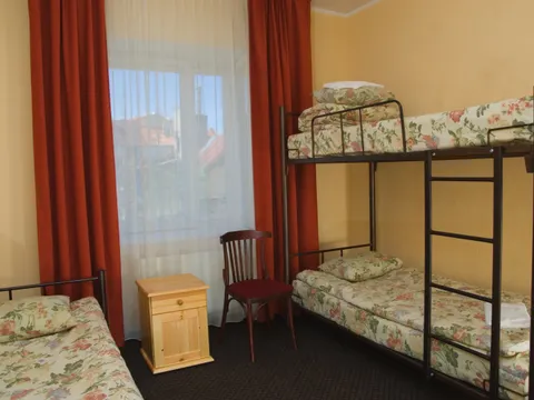 Zimmer mit Einzel- und Etagenbett und Fenster