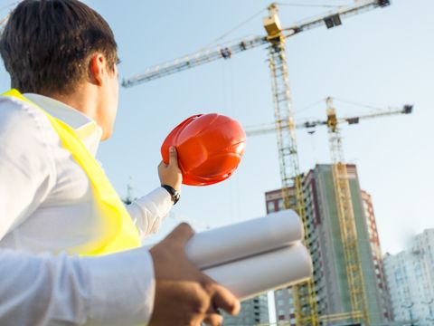 Ein Ingenieur besichtigt eine Baustelle