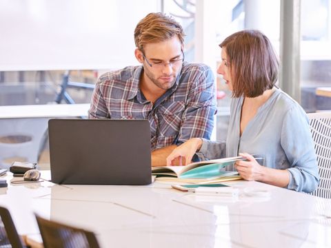 Kollegen vor dem Computer