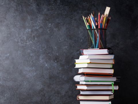 Bücherstapel mit Bundstifte