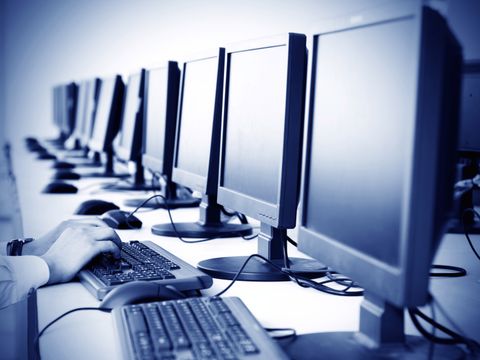 Hand auf Tastatur, PC