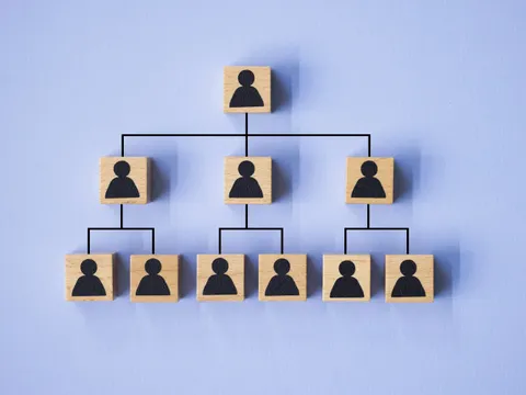 Corporate Teamwork und Kommunikation: Pinkfarbene und blaue Symbole repräsentieren die Teamstruktur in der Unternehmensorganisation