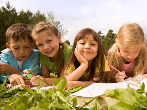Schulkinder auf einer Wiese