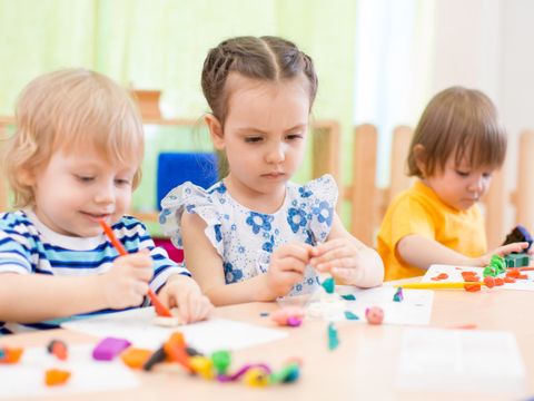 Drei Kinder basteln in der Kita