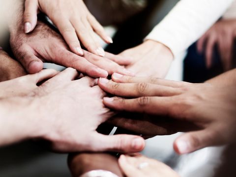 Menschen mit Händen zusammen