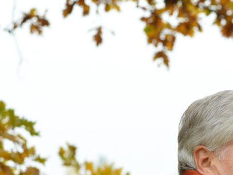 Älteres Ehepaar in einer hochgewachsenen Wiese