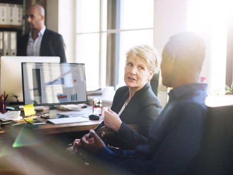 Zwei Menschen im Gespräch am Arbeitsplatz