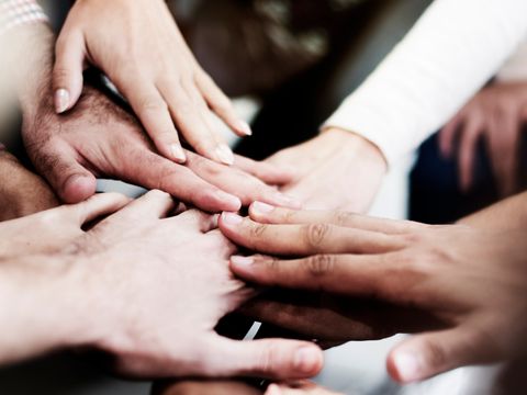 Menschen mit Händen zusammen