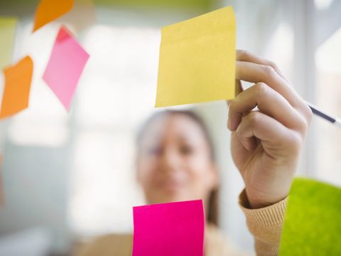 Frau beschreibt Klebezettel