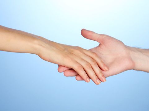 Damen Hand geht an Hand des Mannes auf blauem Hintergrund