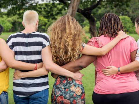 Frauen von hinten im Park