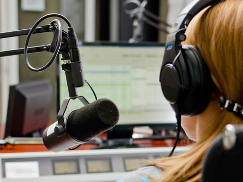 Radiomoderatorin im Aufnahmestudio