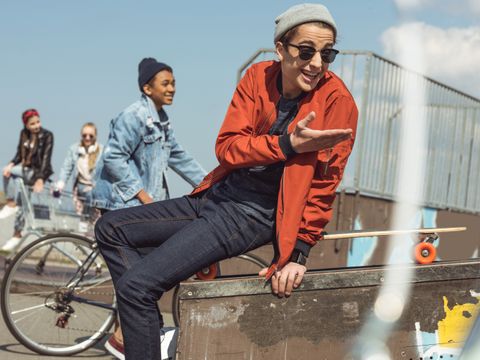 vier Jugendliche im Skatepark
