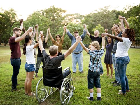 Gruppe von Menschen Hand in Hand zusammen im Park
