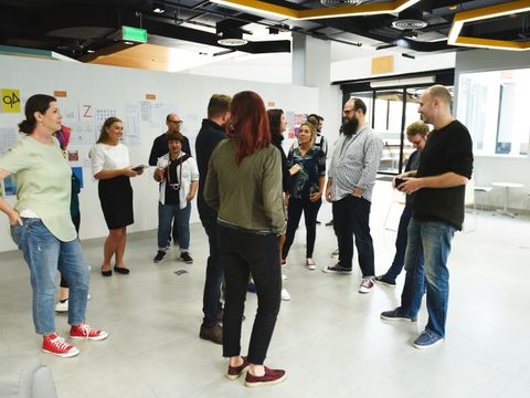 unterschiedliche Menschen stehen zusammen bei einem Workshop