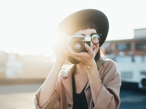 Hipsterfrau mit Kamera