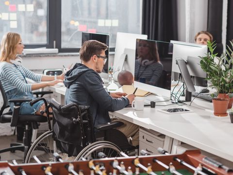 Verschiedene Menschen bei der Arbeit im modernen Büro