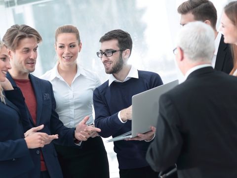 Erfolgreiches Geschäftsteam diskutiert