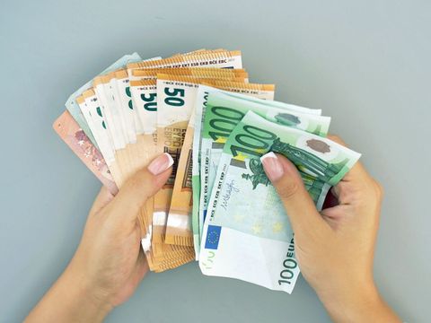 Euroscheine in den Händen