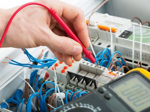 Hand mit elektrischem Messgerät