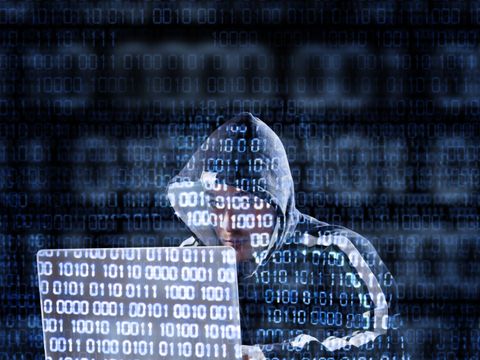Hacker auf einem Laptop eingeben