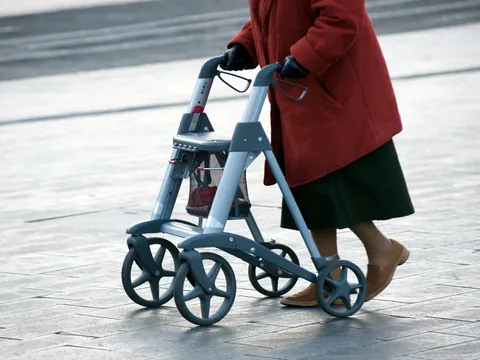 Seniorin mit Rollator