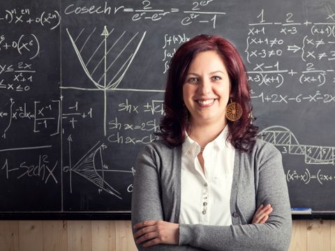 Lehrerin vor Schultafel
