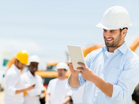 Ingenieur auf einer Baustelle