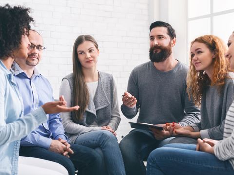 Spezialist, der Patienten während der Gruppentherapie Ratschläge gibt