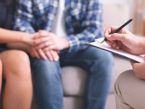 Psychologe, der die Ergebnisse junger wiedervereinigter Familie zusammenfasst