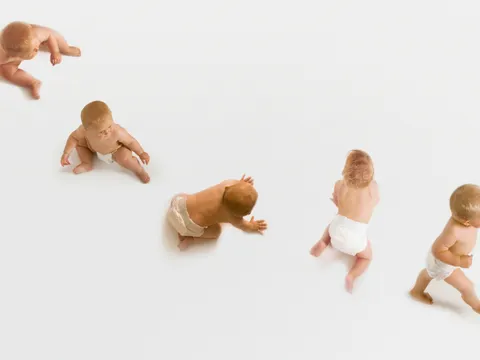 Babys krabbeln und gehen