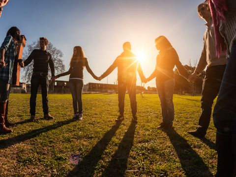 junge Menschen Hand in Hand